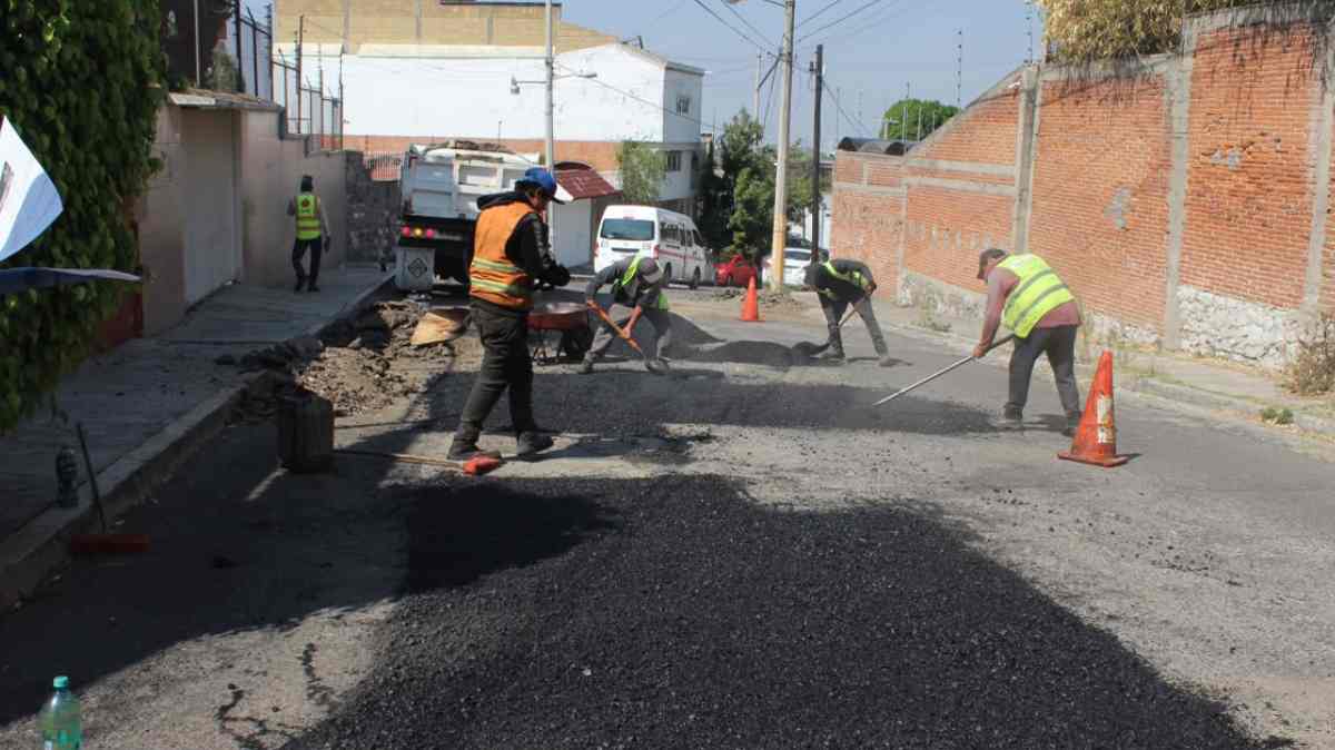 Supervisan trabajos de bacheo en distintos puntos de la capital