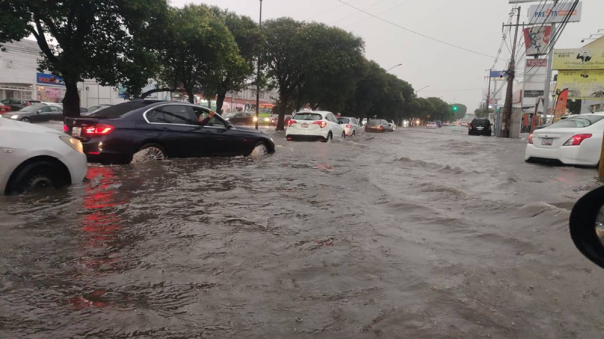 Colapsa drenaje e inunda el Boulevard Norte de Puebla; automovilistas quedan varados tras intensa lluvia