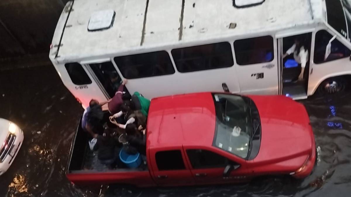 Lluvia paraliza unidad de la Ruta 38 en la CAPU; pasajeros escaparon brincando a una camioneta para salir de la inundación