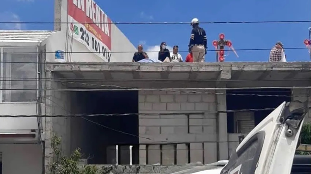 Tragedia en Puebla: trabajador muere electrocutado al colocar una lona