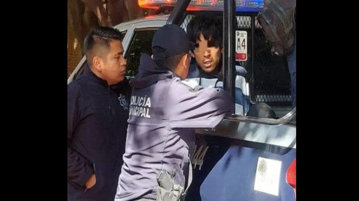 Detienen a ladrón de tuberías en San Pedro Cholula; vecinos lo captaron en flagrancia