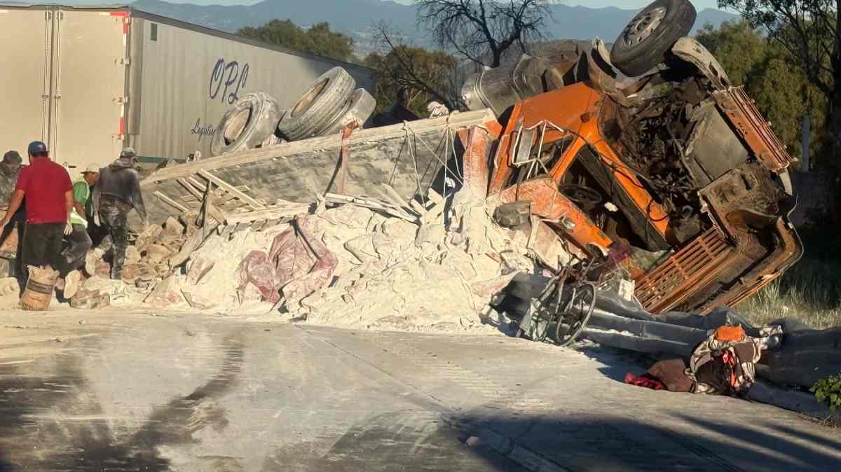 Vuelca tráiler con 17 toneladas de cemento en la México-Puebla y provoca caos vial rumbo a CDMX