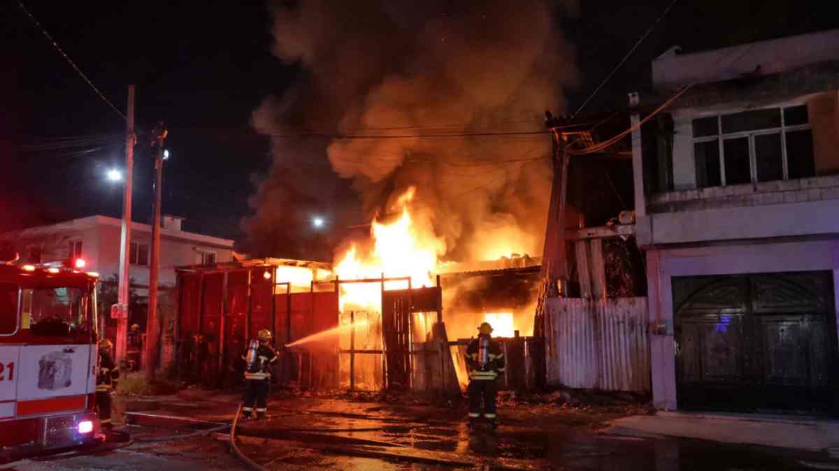 Voraz incendio consume vivienda en Barranca Honda; bomberos evitan que el fuego alcanzara casas vecinas
