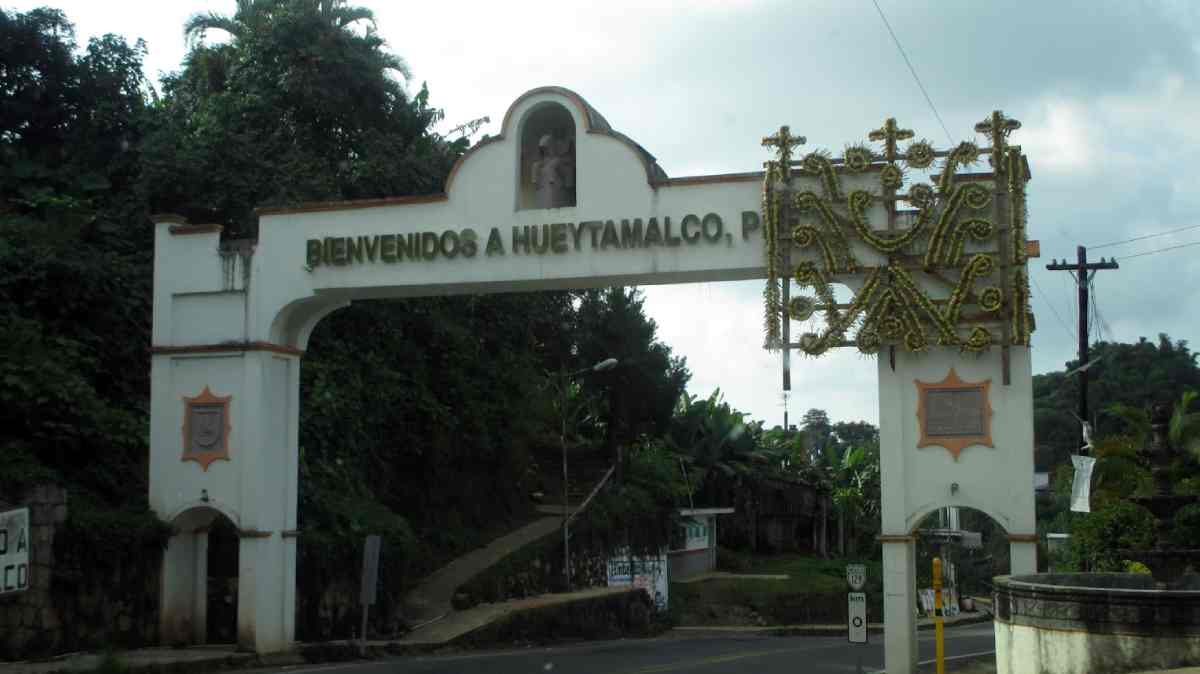 Hallan cuerpo de un hombre en barranca de Hueytamalco; investigan homicidio en la Sierra Nororiental