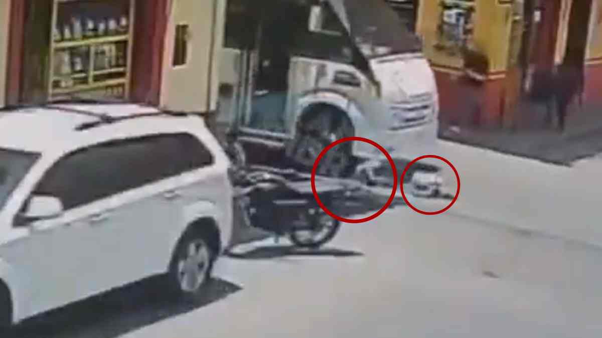 Mujer que cargaba a una menor resulta herida tras ser atropellada por microbús en Zacatlán