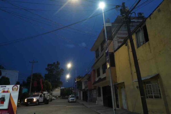 Puebla Brilla llega a la colonia 10 de Mayo; alcanzan cobertura total de alumbrado LED