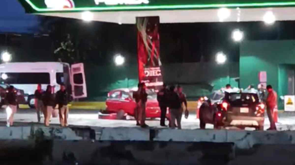 Accidente en Periférico Ecológico: automóvil termina dentro de gasolinera tras fuerte choque rumbo a Valsequillo
