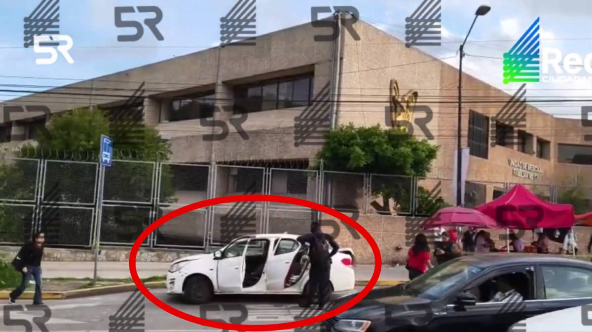 Movilización frente a la Clínica 57 del IMSS en Puebla: investigan hallazgo de una persona sin vida dentro de un vehículo