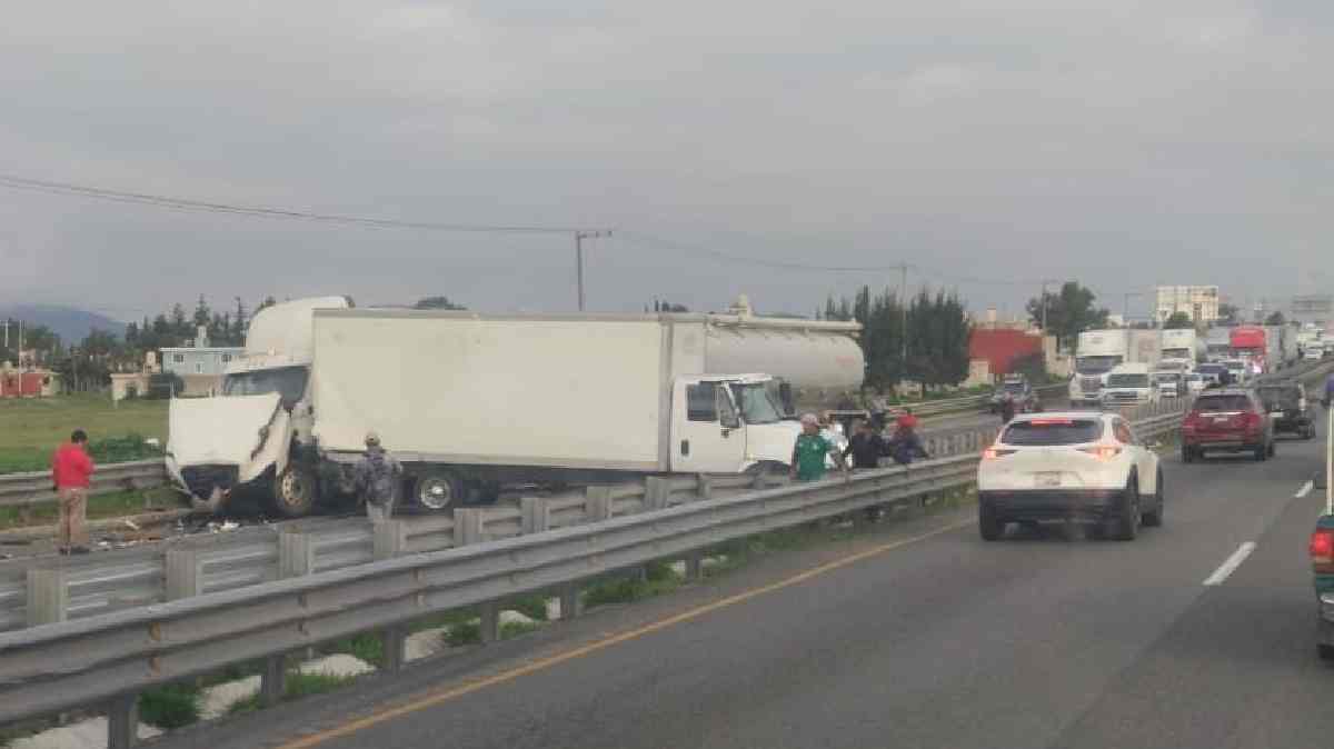 Choque entre unidades de carga paraliza la autopista Puebla-Córdoba rumbo a Veracruz; circulación colapsada cerca de Amozoc