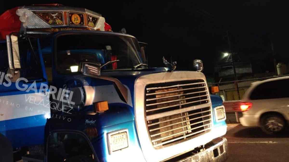 Asaltan camión cargado con jitomate en la Vía Corta Santa Ana; hombres armados le roban 100 mil pesos
