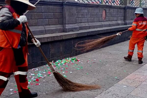 Tras el festejo por México, cuadrillas de limpieza entran en acción en el Centro de Puebla