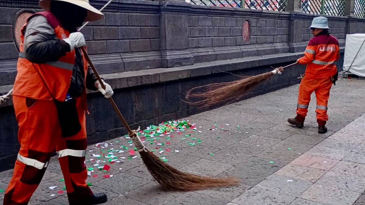 Tras el festejo por México, cuadrillas de limpieza entran en acción en el Centro de Puebla