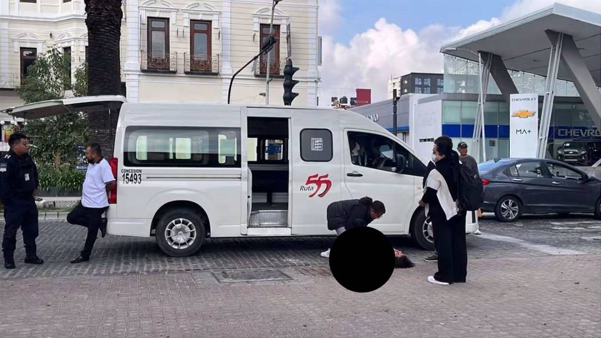 Adolescente cae al bajar de una Ruta 55 en Puebla y termina lesionada; paramédicos la atienden sobre Avenida Juárez