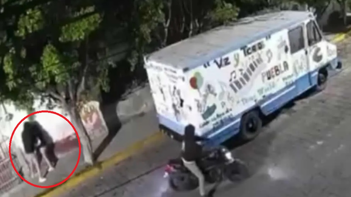 ¡Cámaras los captaron! Así asaltaron a una mujer en el centro de Tecamachalco.