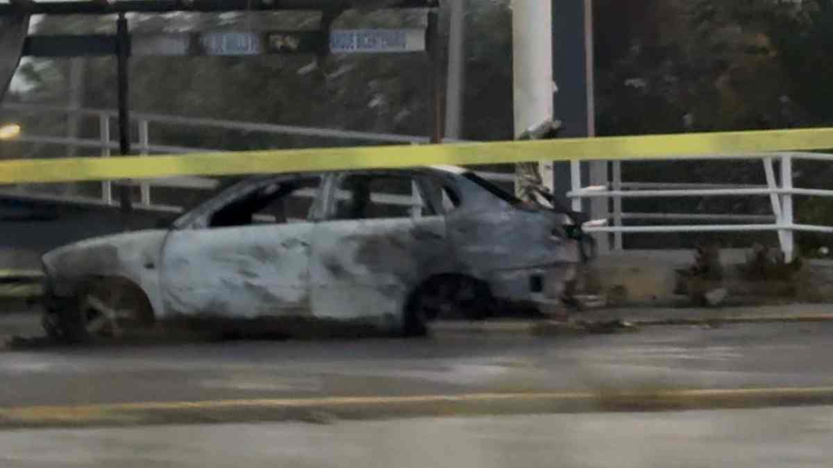 Hallan dos cuerpos calcinados dentro de un vehículo incendiado en Chapulco; investigan mensaje con amenazas