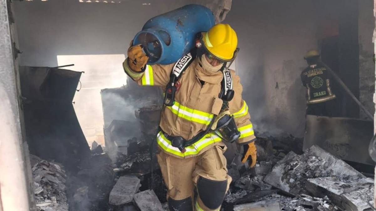 Explosión de pipa de gas en Puebla deja cuatro heridos; operador y dueña de una vivienda sufren quemaduras graves
