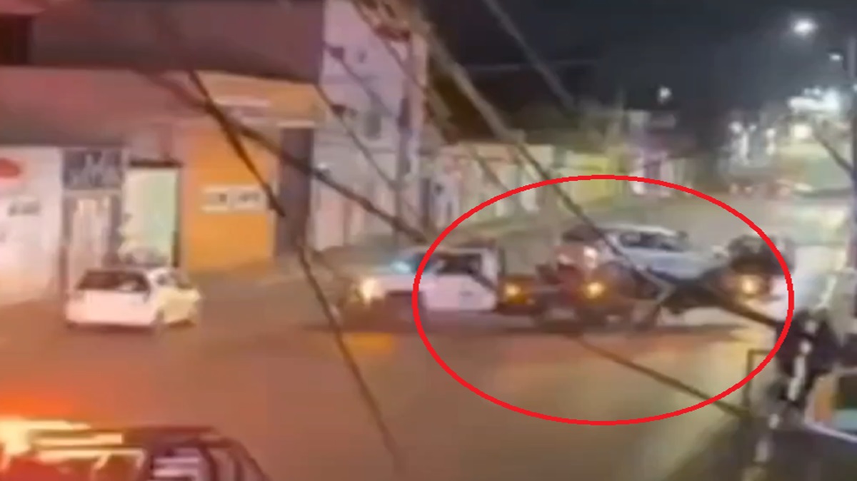 Ebrio abandona su VW Polo tras choque contra poste en el centro de San Pedro Cholula