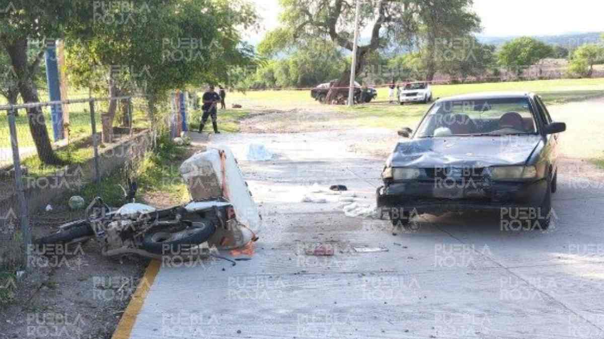 Joven motociclista de 23 años muere en choque frontal contra tsuru en la Mixteca poblana