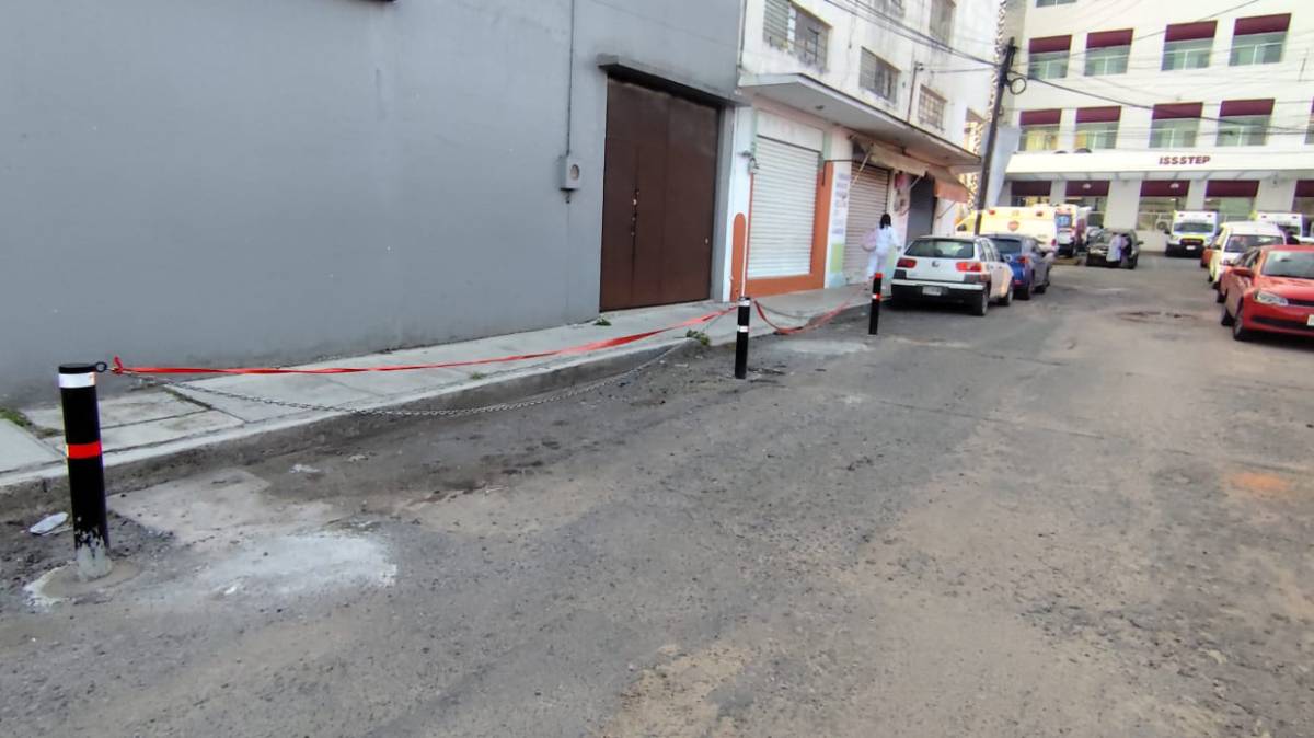 Denuncian colocación irregular de bolardos frente al ISSSTEP en Puebla; vecinos exigen intervención de autoridades