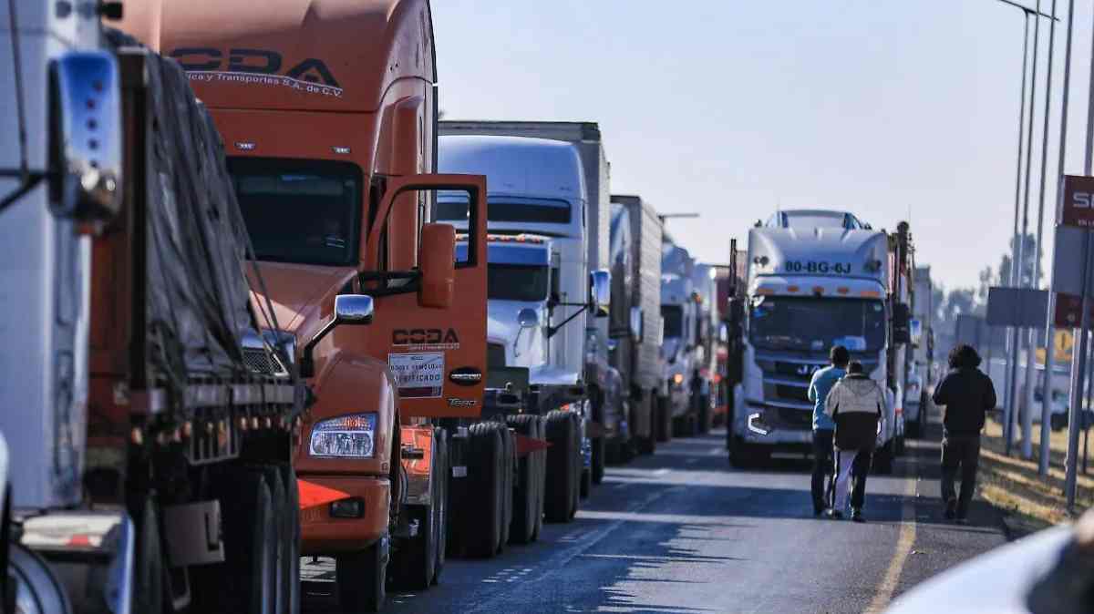 AMOTAC cancela bloqueos carreteros tras acuerdo con Segob; transportistas mantendrán protestas