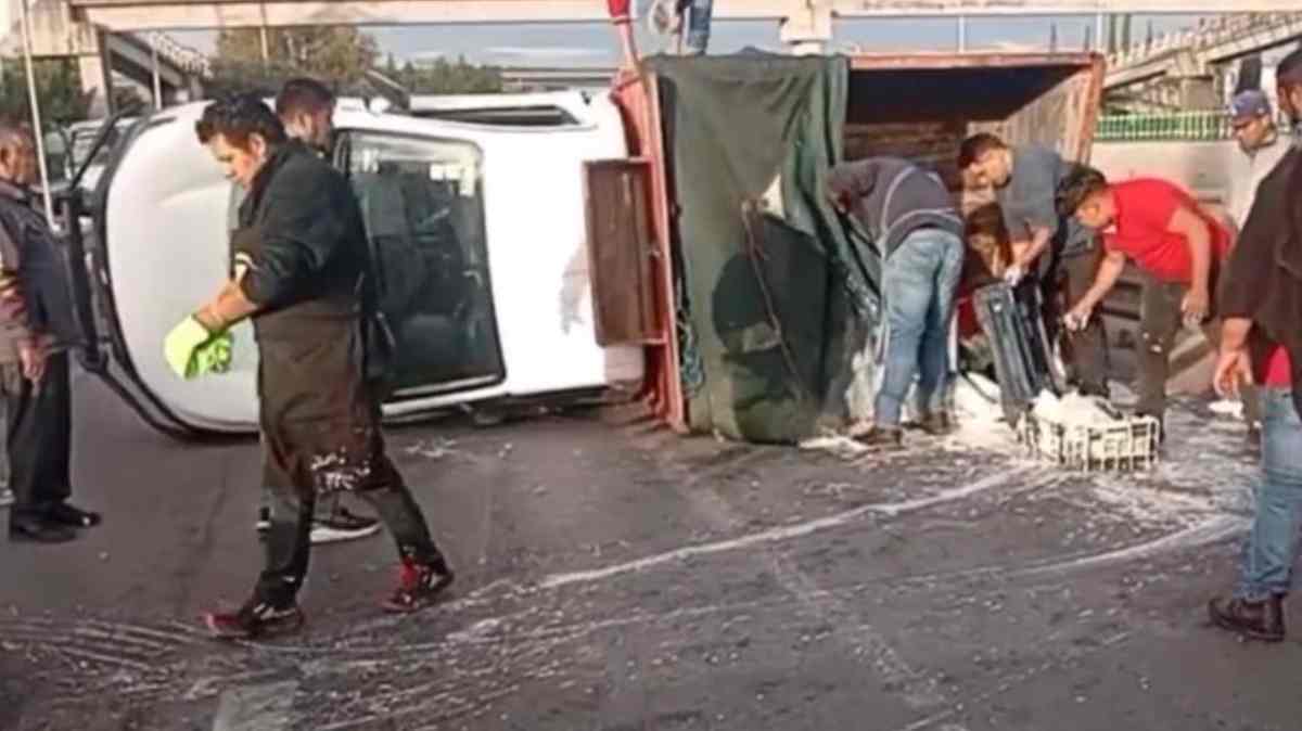 Vuelca camioneta con carga de crema y afecta circulación en la Vía Corta a Santa Ana