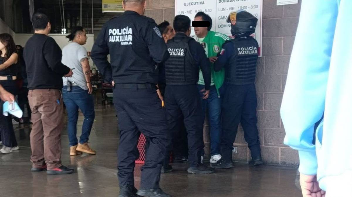Detienen a ladrón con playera del Tri robando en Costo Puebla
