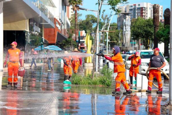 Tras la fiesta, llegó la limpieza: Ayuntamiento interviene Avenida Juárez después de los festejos por el triunfo de México