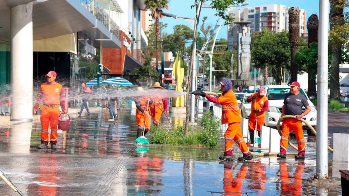 Tras la fiesta, llegó la limpieza: Ayuntamiento interviene Avenida Juárez después de los festejos por el triunfo de México