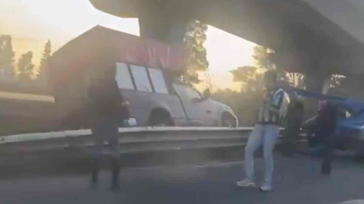 Presunto corte de circulación provoca accidente en la México-Puebla; camioneta termina en una cuneta en San Felipe Hueyotlipan