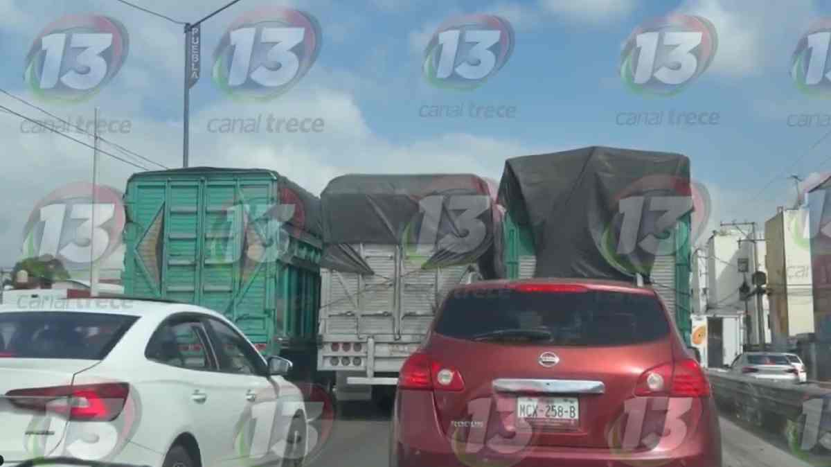Captan a tres camiones de carga bloqueando carriles en Periférico Ecológico; automovilistas reportan complicaciones viales