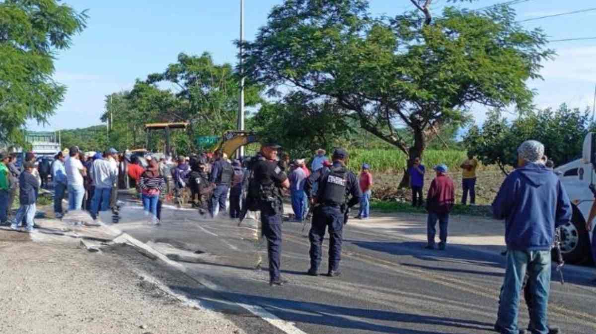 Roban camioneta a vecino de Cuexpala y habitantes bloquean carretera para exigir seguridad