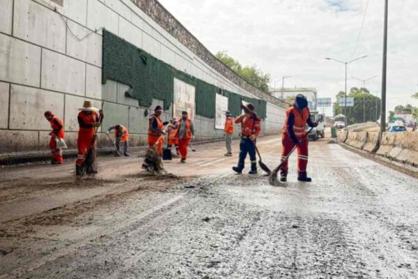 Continúan labores de limpieza en el bajopuente de Bulevar 5 de Mayo tras las inundaciones del domingo