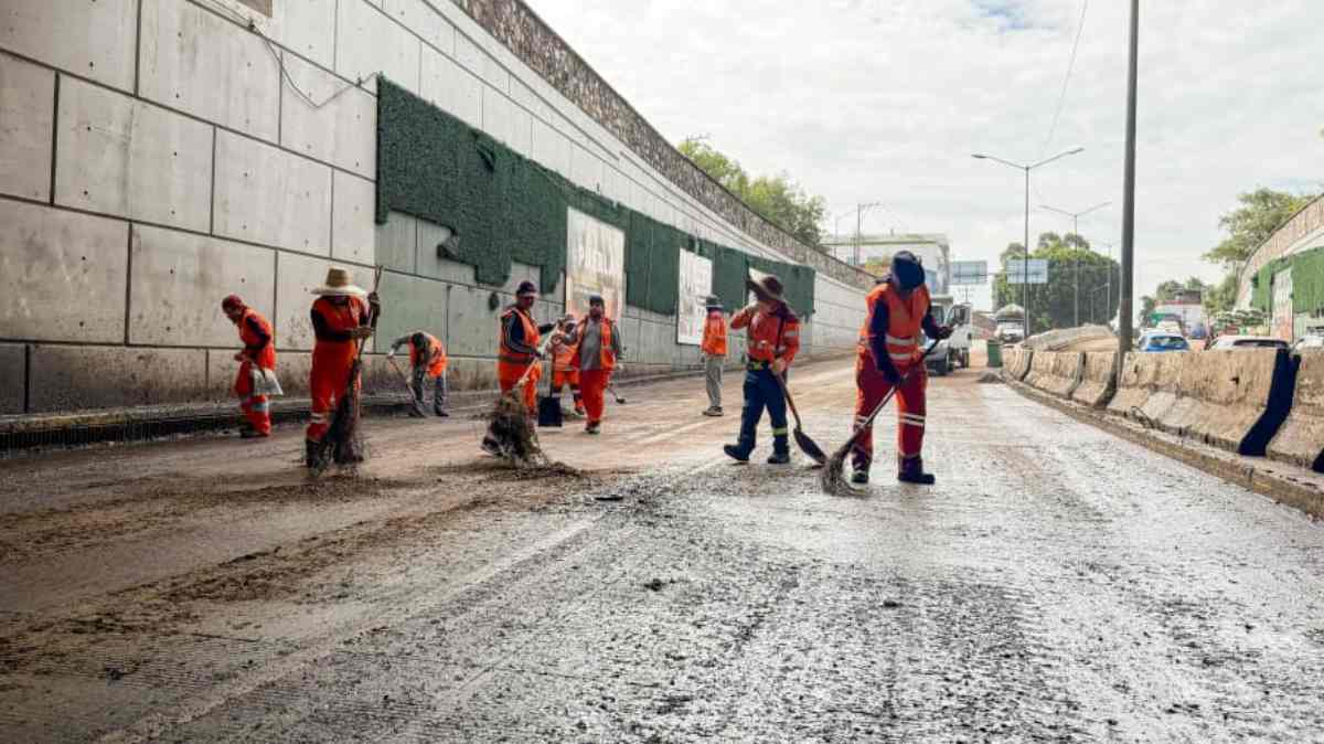 Continúan labores de limpieza en el bajopuente de Bulevar 5 de Mayo tras las inundaciones del domingo