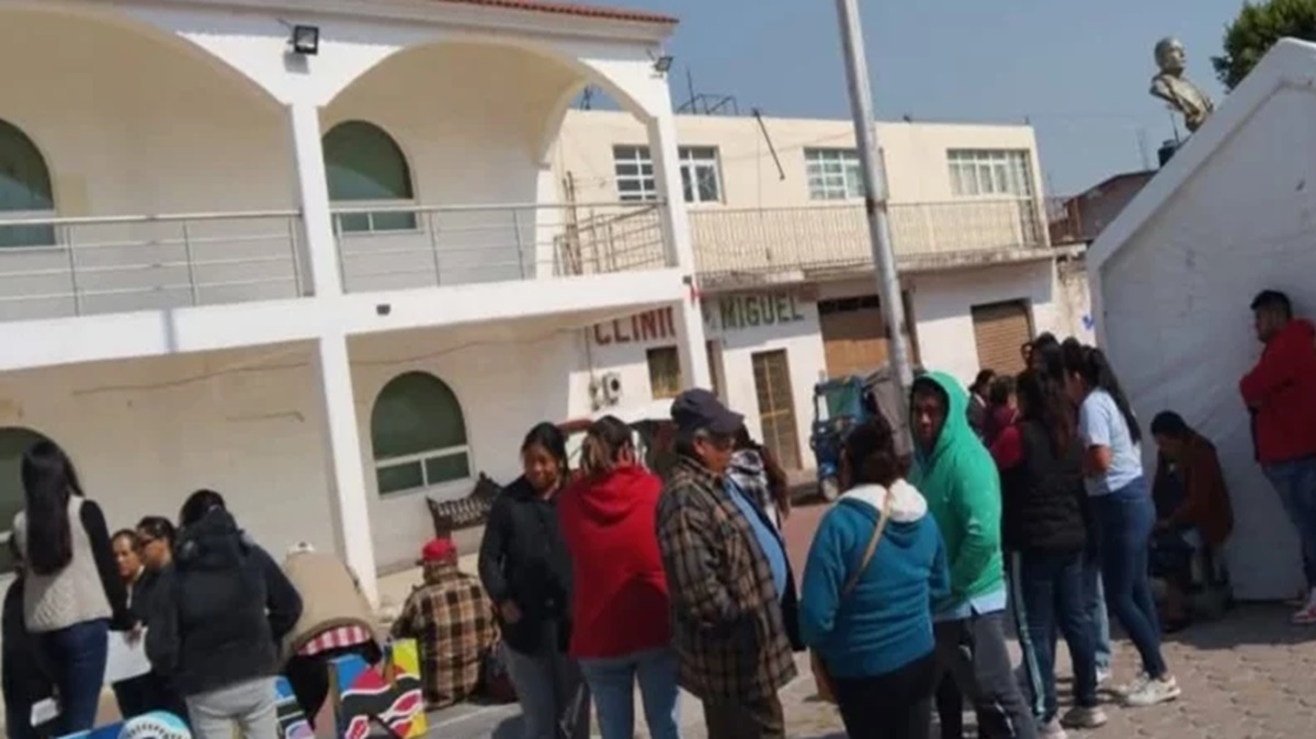 Muere detenido en la comandancia de Puebla; investigan a la policía.