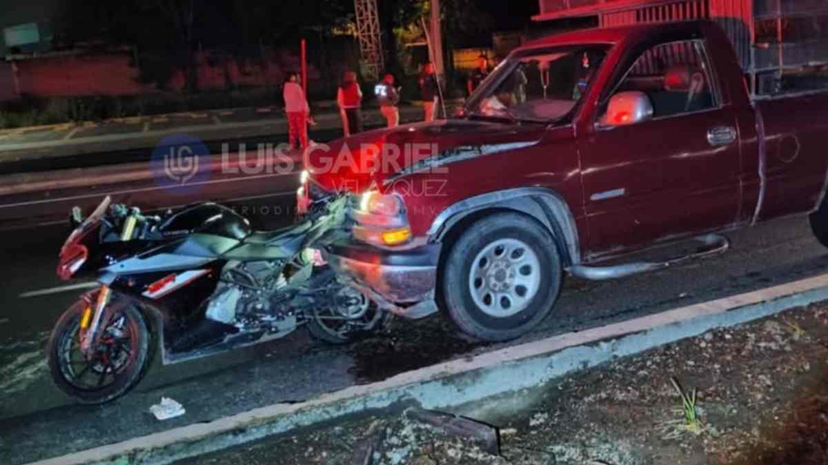 Muere motociclista de 18 años tras ser embestido y arrollado en la autopista México-Puebla; su acompañante sobrevivió