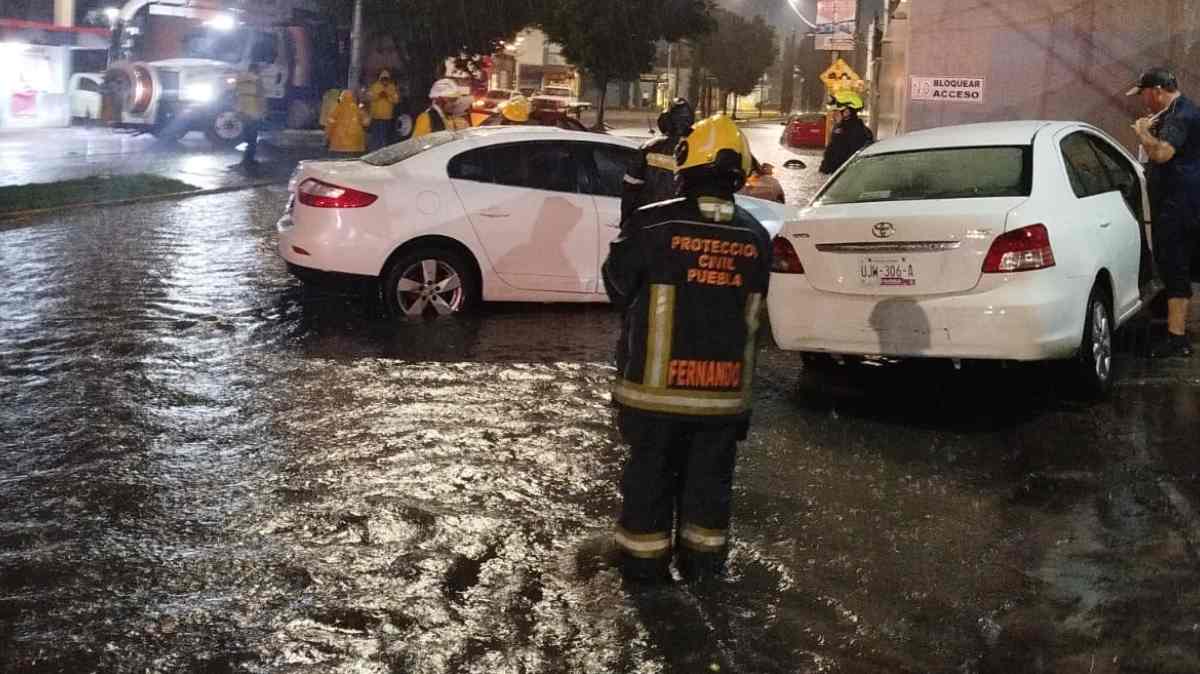 Lluvias provocan inundaciones y dejan vehículos varados al sur de Puebla; activan operativo de vigilancia