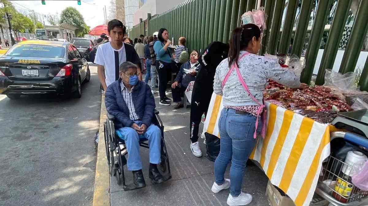 Denuncian saturación de ambulantes afuera del Hospital Carmen Serdán; Ayuntamiento coloca avisos pero comerciantes continúan