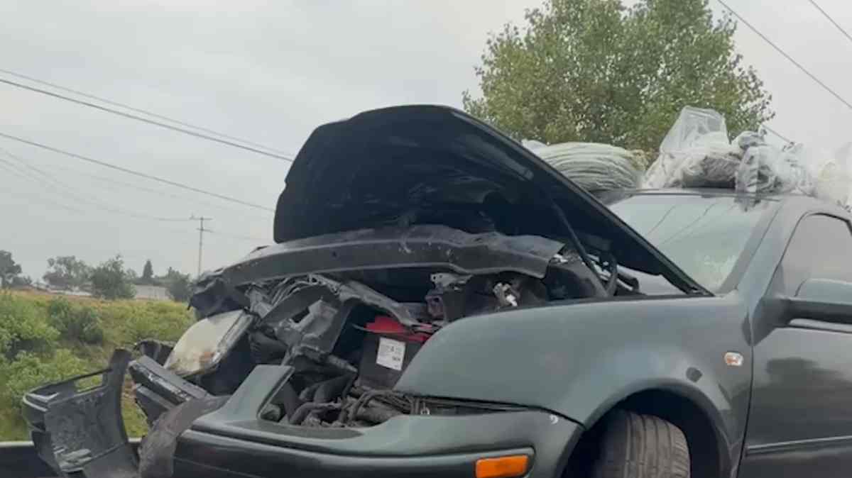 Tráiler intenta dar reversa en zona prohibida y provoca accidente en la autopista México-Puebla; una familia resulta lesionada