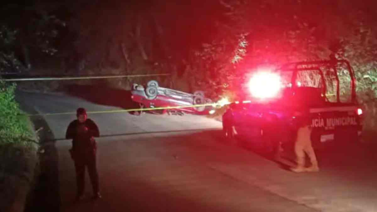 Hallan a hombre sin vida dentro de un Nissan Tsuru volcado en Xiutetelco; tenía impactos de bala