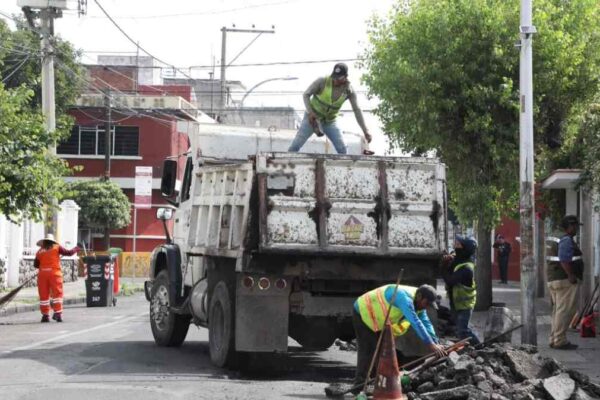Gobierno de Pepe Chedraui realiza trabajos de bacheo en El Carmen para mejorar movilidad