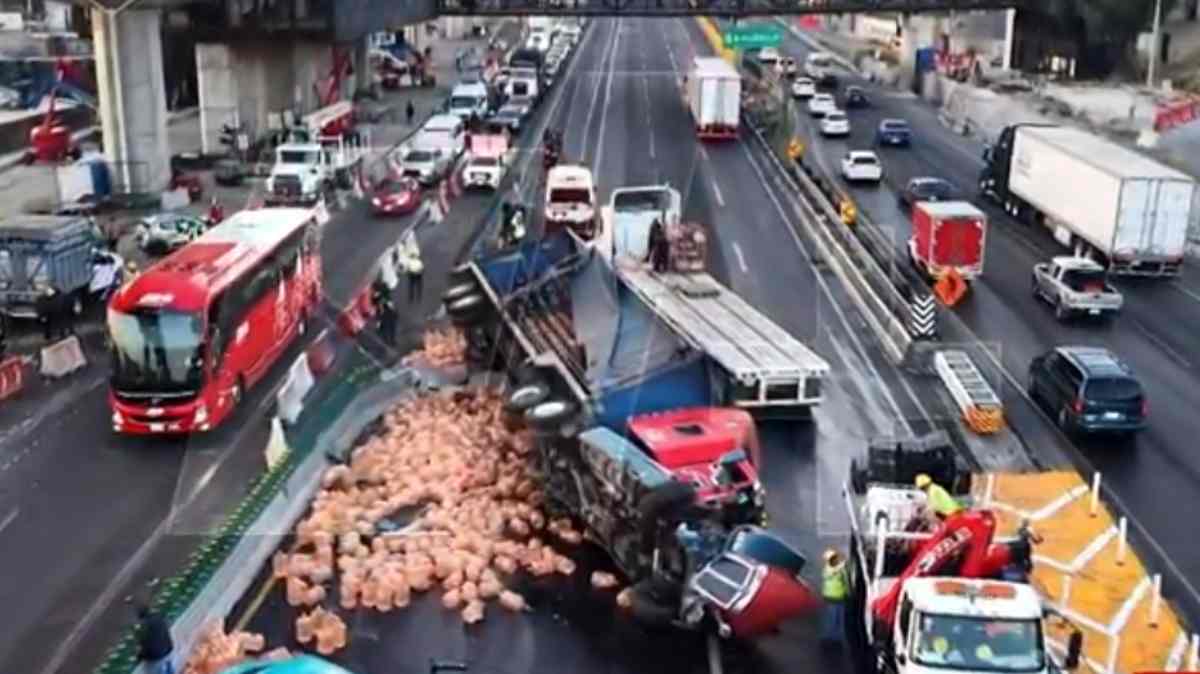 Volcadura de tráiler con mil 200 garrafones provoca caos en la Autopista México-Puebla
