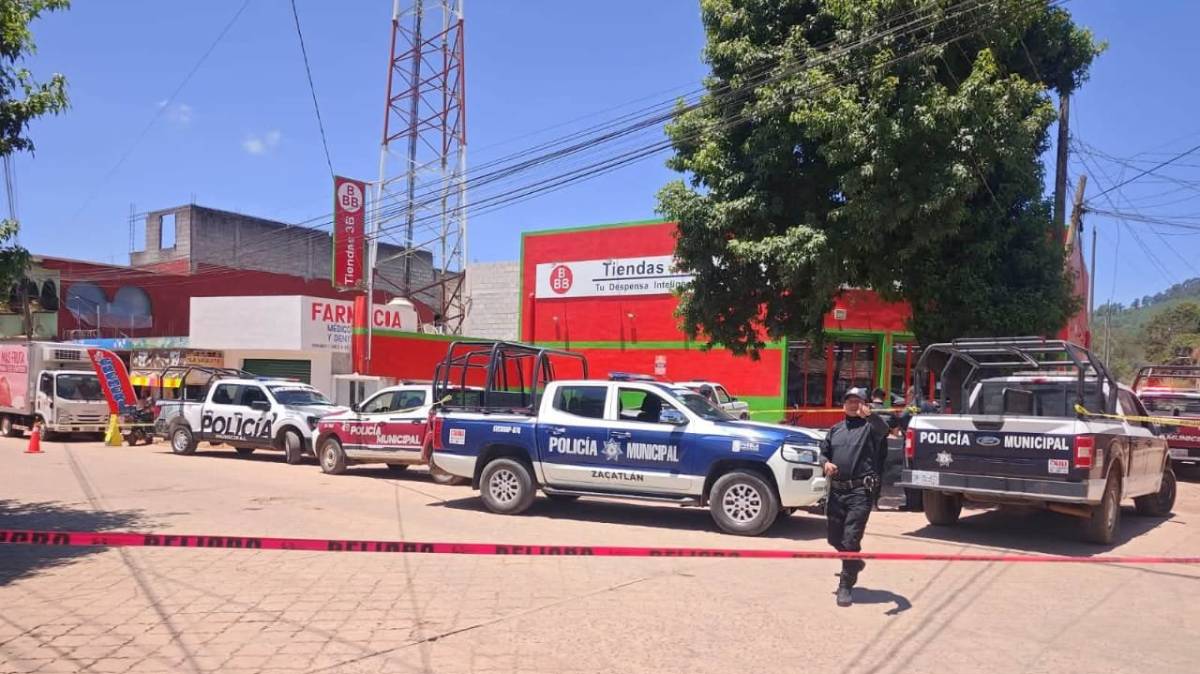 Asesinan a un hombre frente a una tienda 3B en Zacatlán; el responsable huyó en un vehículo gris