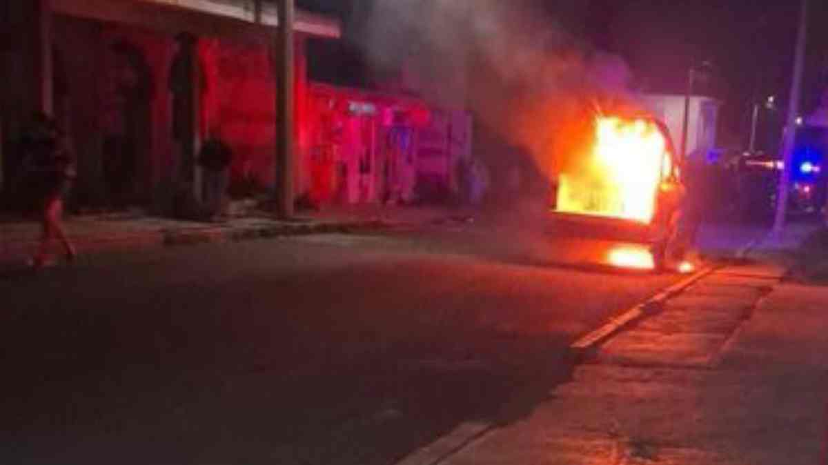 Vecinos incendian patrulla en San Lorenzo Chiautzingo tras accidente con una motociclista