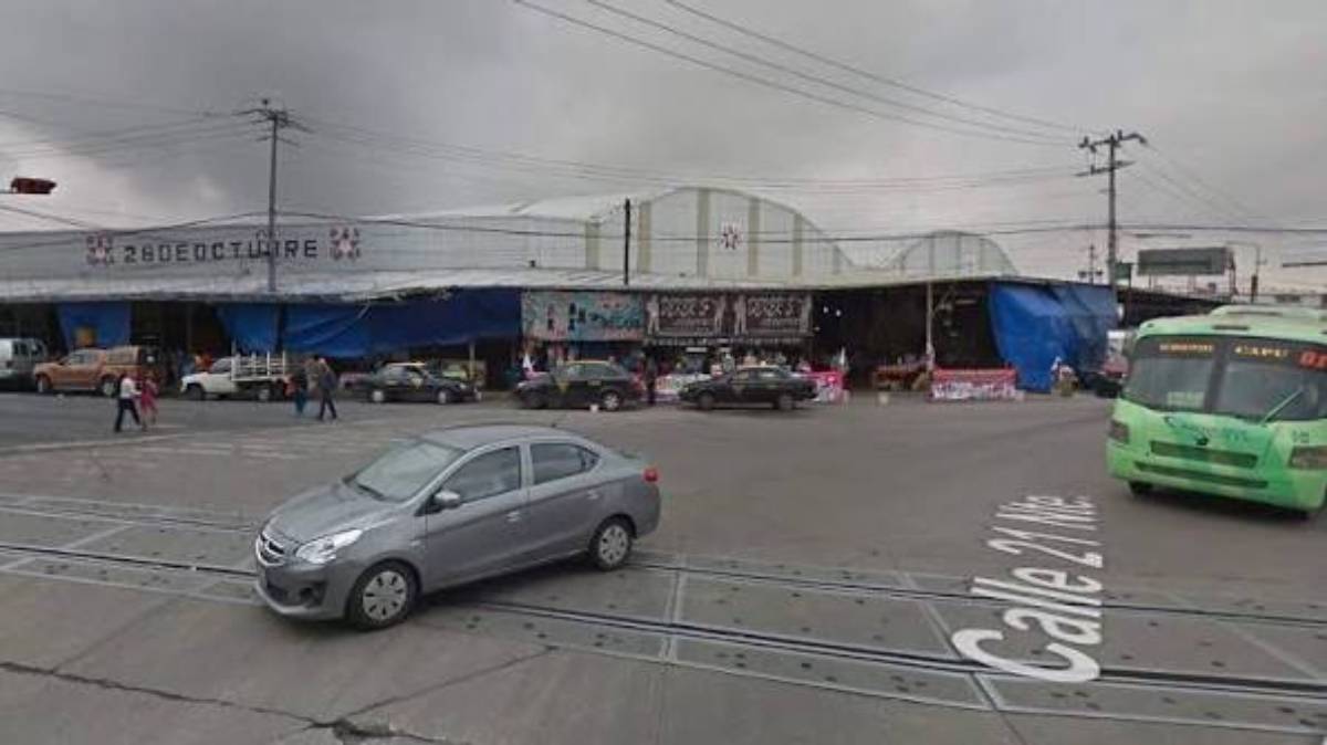 Reportan presuntas detonaciones en inmediaciones del Mercado Hidalgo; policías resguardan la zona