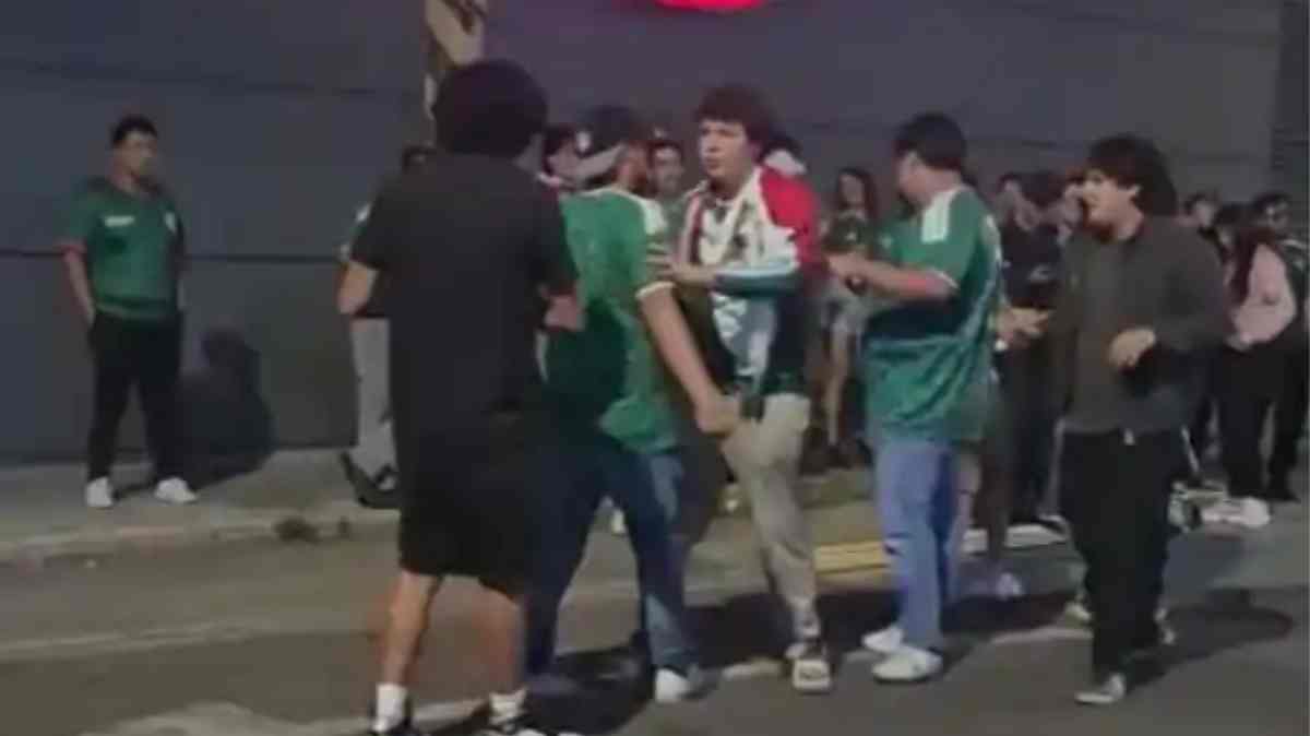 Aficionados se enfrentan a golpes durante los festejos por el triunfo de México en la Avenida Juárez