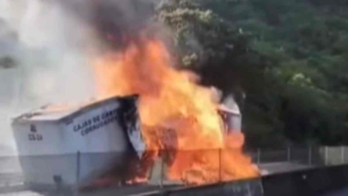 Incendio de camión de carga provoca cierre en la autopista México-Tuxpan, en Xicotepec