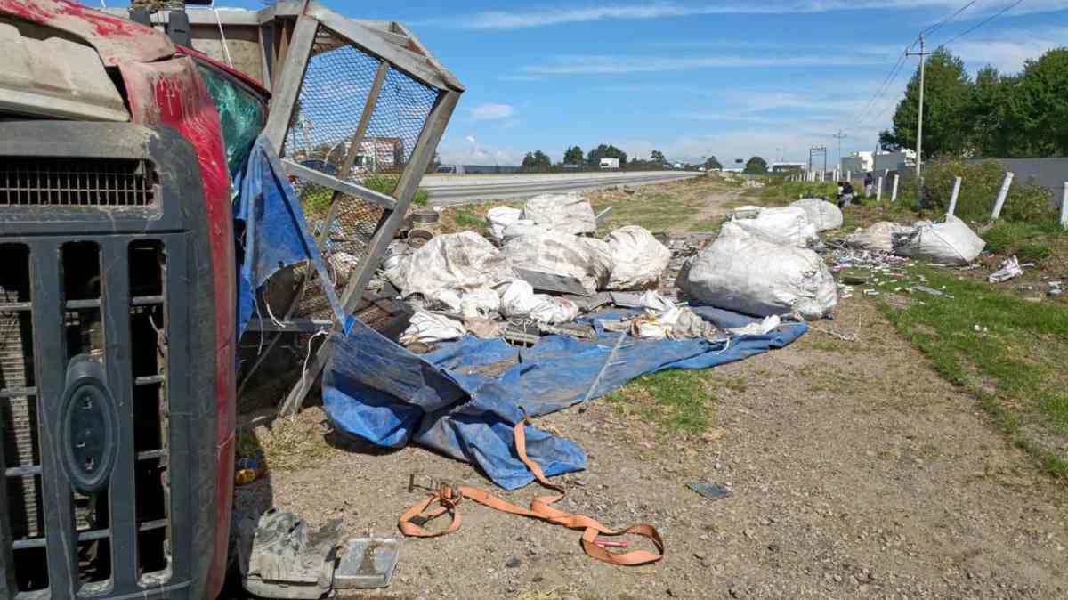 Volcadura de tráiler en la Puebla-Córdoba deja un muerto y dos lesionados en Amozoc