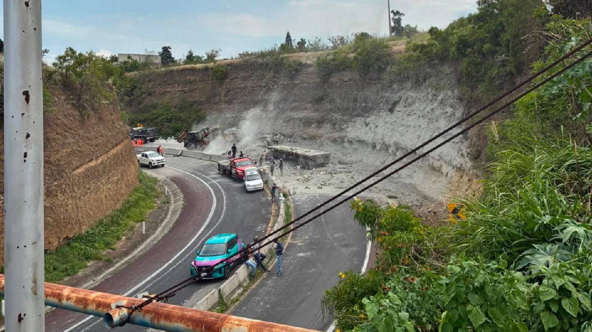Camión con carga de cemento vuelca rumbo a Atlixco y aplasta un automóvil; conductor sobrevive tras complejo rescate