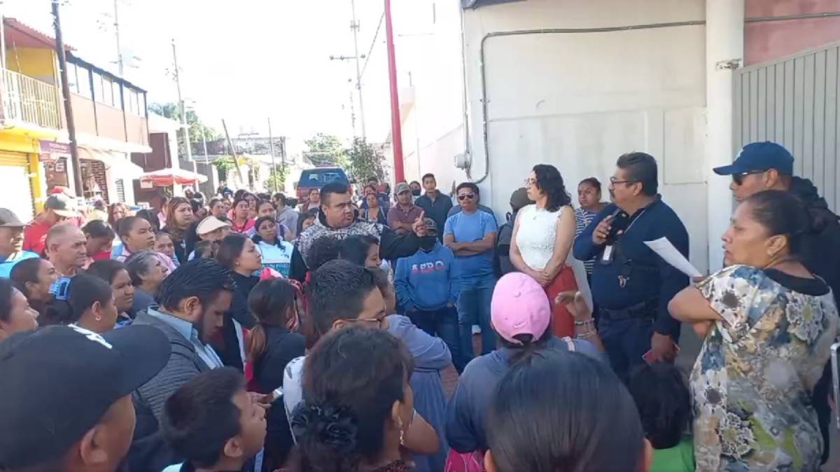 Padres toman primaria en Tepeojuma; exigen separar a maestro investigado por intentar besar y tocar a una alumna