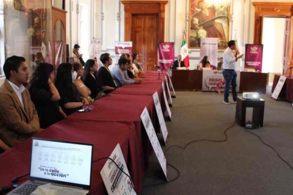 Universitarios dialogan con funcionarios del Ayuntamiento de Puebla sobre transparencia y rendición de cuentas